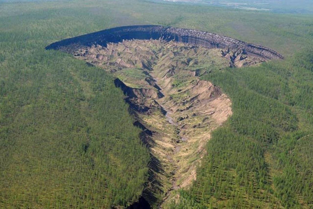 "La puerta al infierno": alarma por el crecimiento del cráter Batagaika, en Siberia