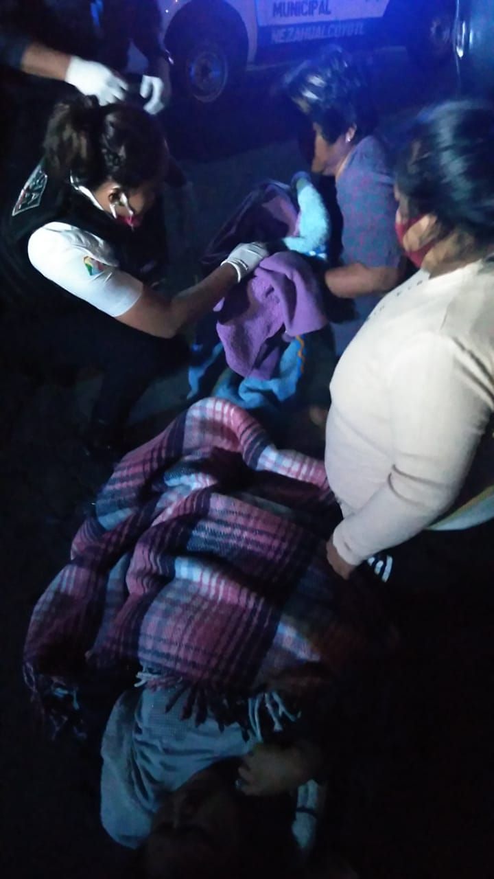 #Policías municipales de Nezahualcóyotl ayudaron y salvaron la vida  a una mujer en labor de parto en la vía pública