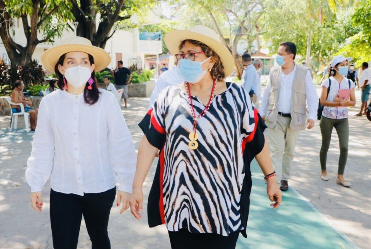 Recorre la alcaldesa Adela Román con funcionarios federales playas recuperadas en Acapulco 