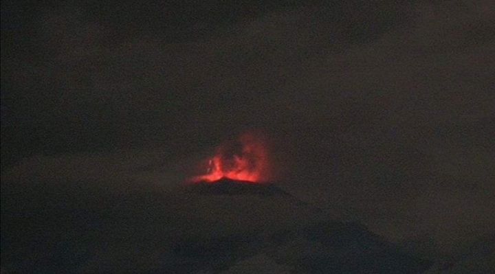 Tras sismo Volcán Popocatepetl lanza lava y rocas. 