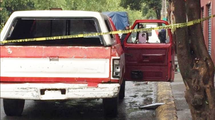 Atacan a balazos a dos sujetos que viajaban en una camioneta, uno murió, en Cuautitlán Izcalli