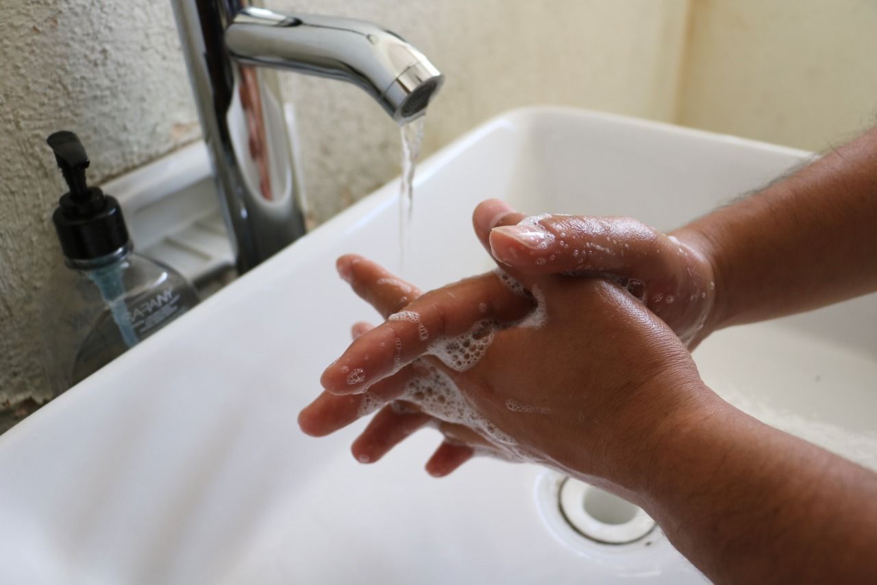 Son medidas fundamentales para prevenir el contagio por COVID-19, el uso de cubrebocas, sana distancia y lavado de manos