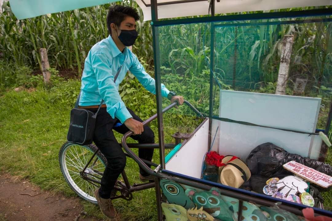 Maestro construye salón móvil en triciclo: visita a alumnos sin internet
