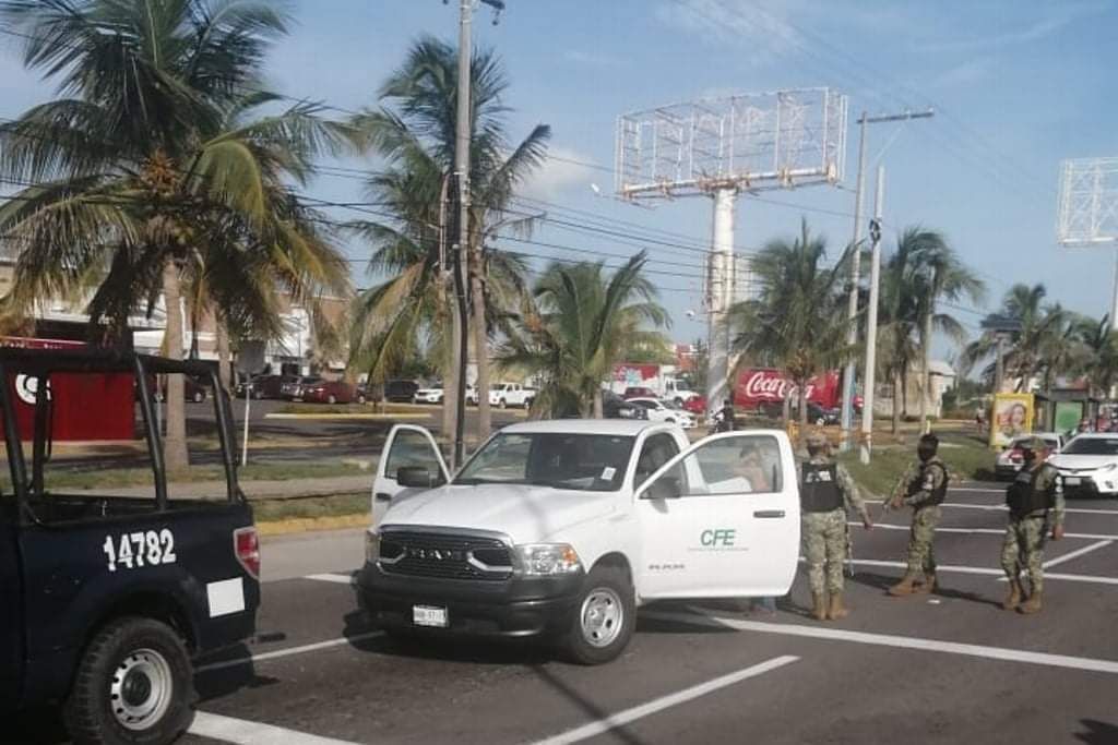 Roba camioneta de CFE y es detenido después de una persecución en Boca del Río-Antón Lizardo.  