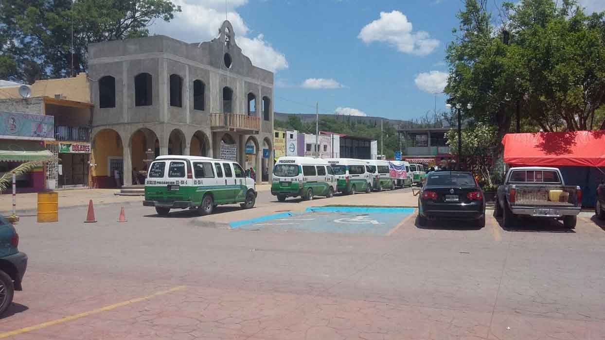 Roban vehículo del DIF de Tasquillo, Hgo frente al Palacio Municipal  y la Dirección de Seguridad Pública de ese ayuntamiento. 
