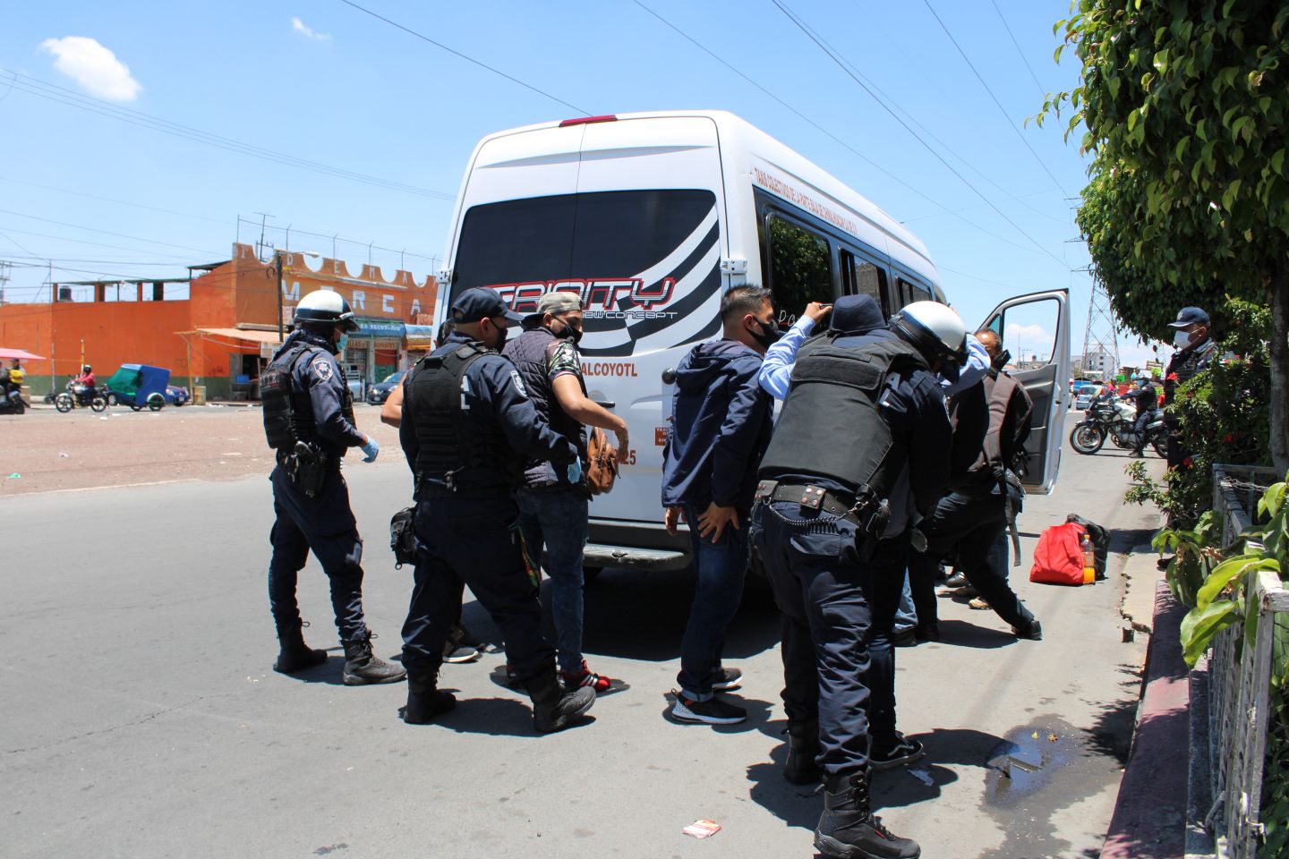 Para prevenir y combatir delitos la policía de Chimalhuacán implementa operativo Doble Muro