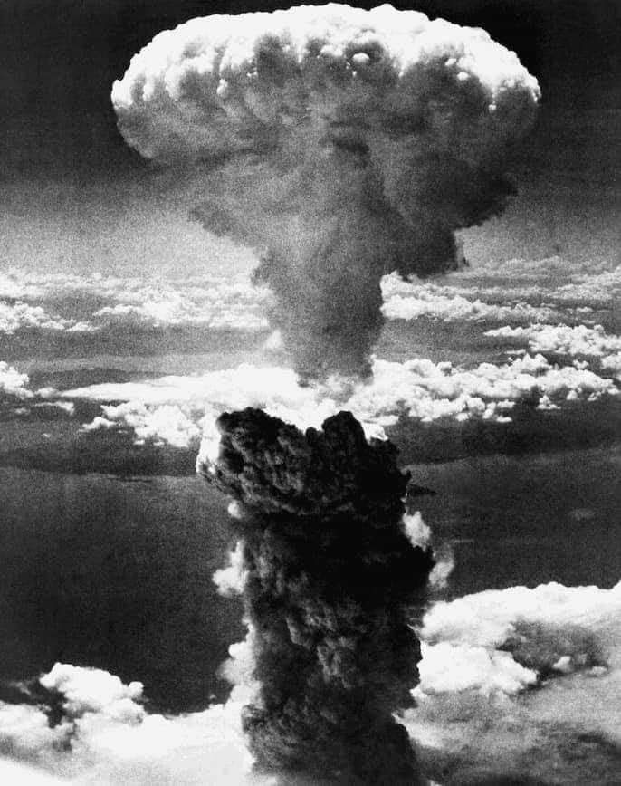 🔴 Hace 75 años se produjo el primer ataque nuclear. #Hiroshima sufría la devastación y el horror al explotar allí una bomba atómica. 