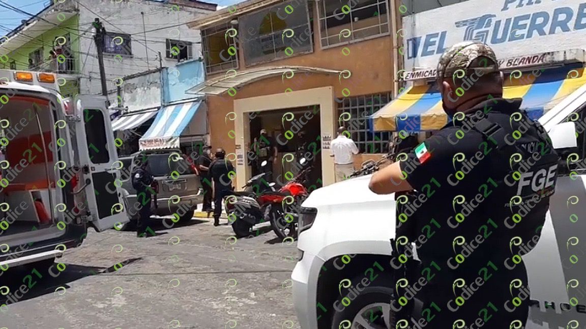 Hieren a balazos a ex alcalde de Tlacotepec en un restaurante de Chilpancingo