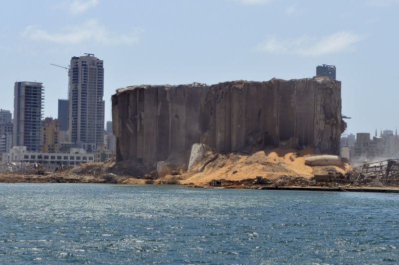 El mar llena el hueco que dejó la explosión en el corazón de Beirut
