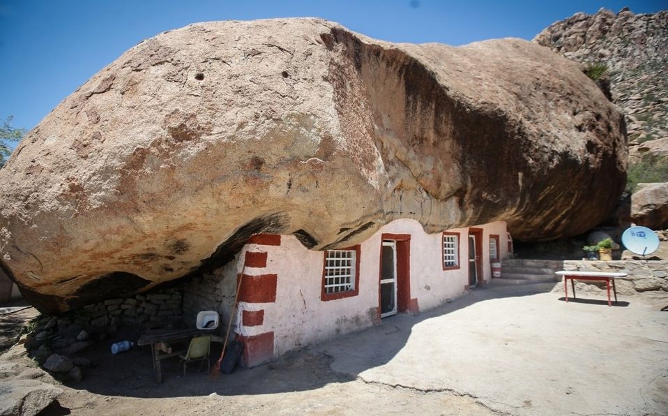 Hombre construye casa debajo de roca en México y se convierte en destino turístico