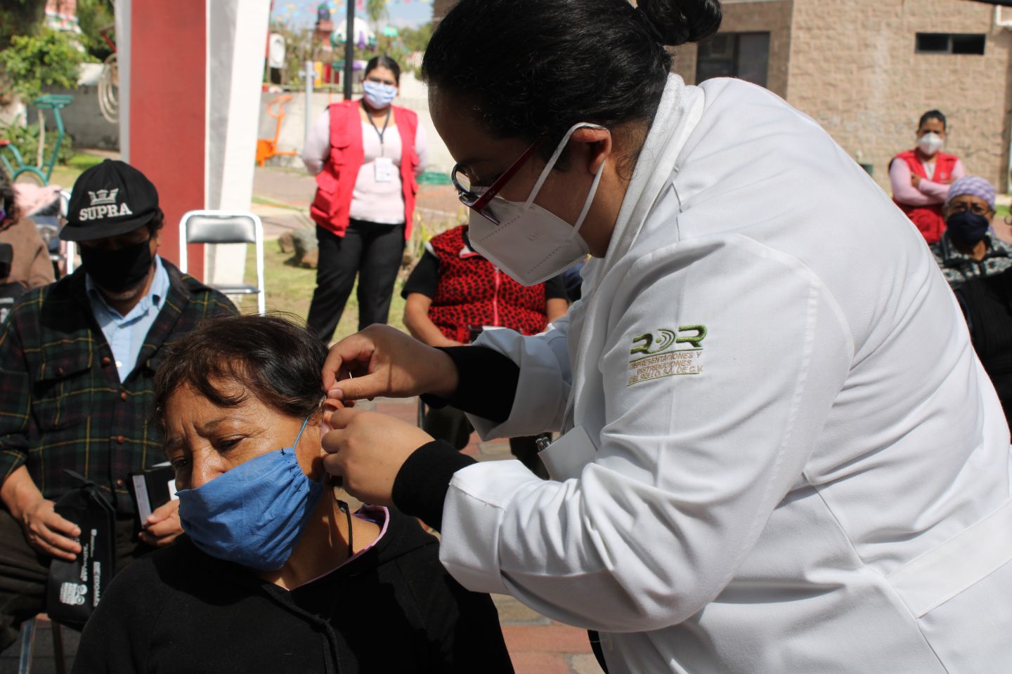 #El gobierno de Chimalhuacán entrega aparatos auditivos a adultos mayores