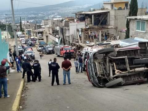 Camioneta del DIF de Los Reyes la Paz se voltea hay tres lesionados 