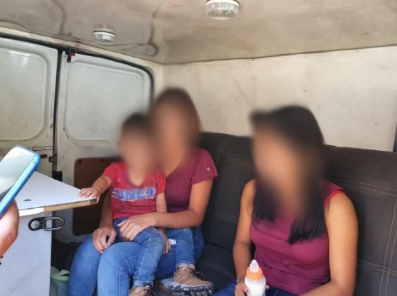  #Rescatan en un hotel de  Temascaltepec,  tres mujeres, un hombre y un menor de dos años de edad.