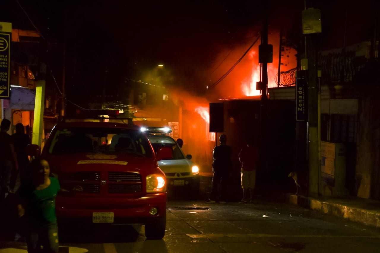 Bomberos de Córdoba sofocan incendio registrado en la zona del Revolución
