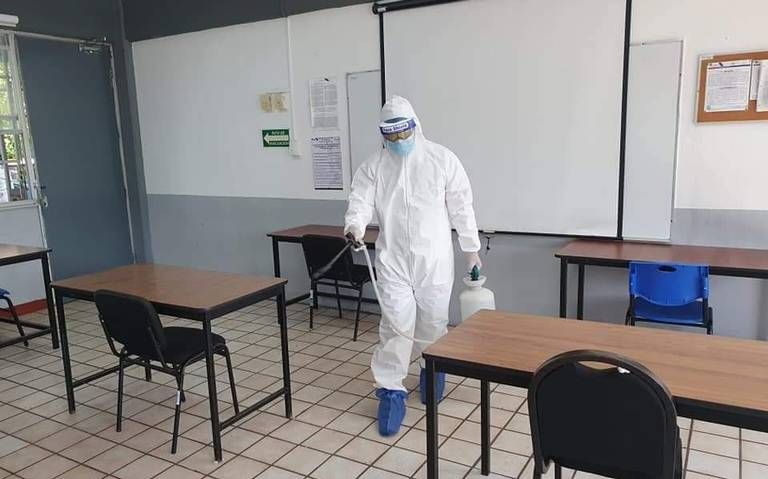 Sanitizan salones de la UAGro para aplicación de examen de admisión
