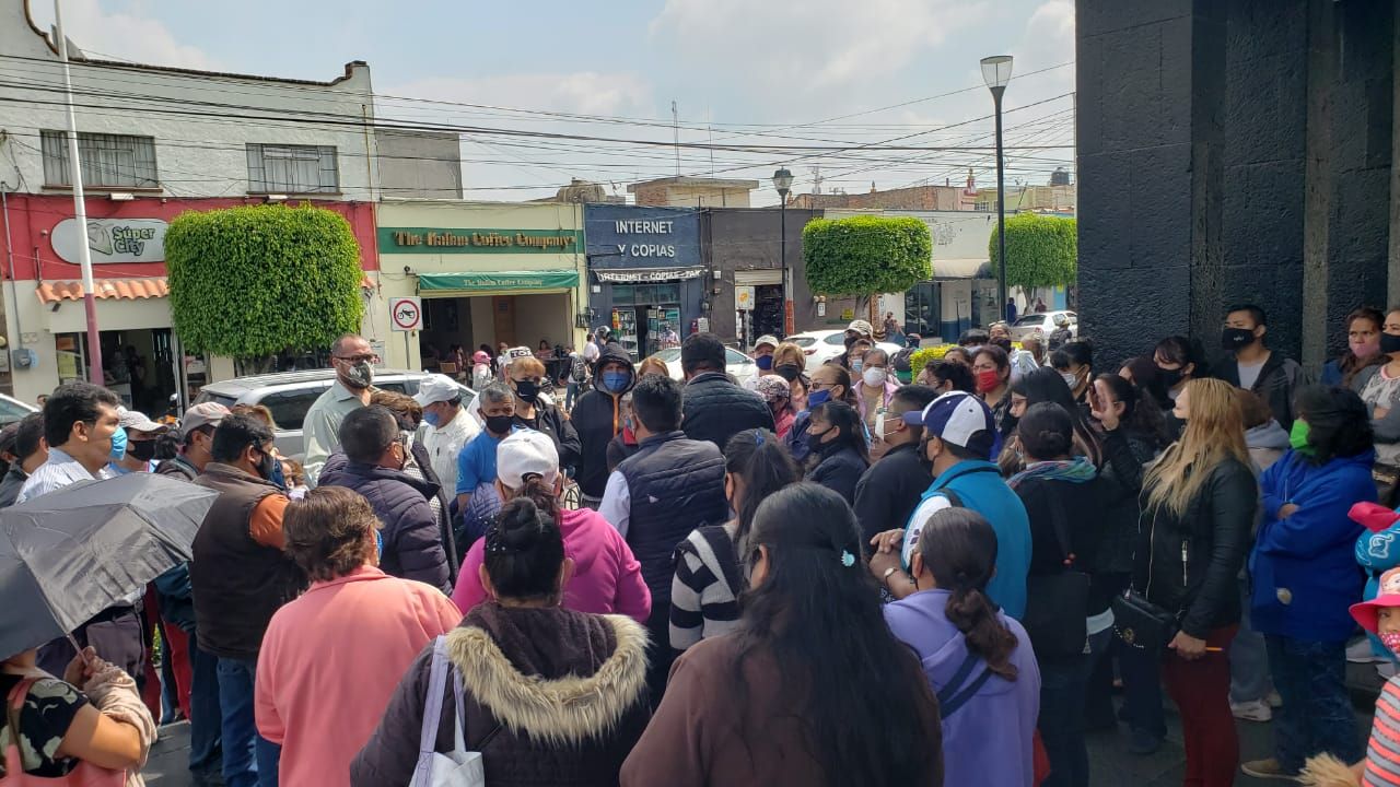#Frente al palacio  municipal de Texcoco los habitantes de este municipio manifestaron  su apoyo al diputado Brasil Acosta Peña 