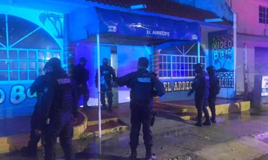 A disparos asesinan a dos personas en bar de Coatzacoalcos.