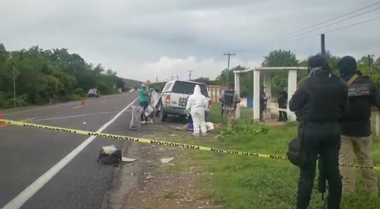 Dejan ejecutado con narco mensaje 
en parada carretera de Tepecoacuilco