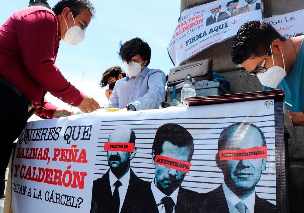Mexicanos abarrotan módulos de firmas para enjuiciar a los expresidentes 