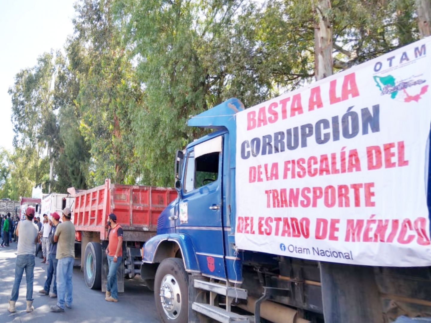 Transportistas realizan manifestacion afuera de la FGJEM de Texcoco para exigir alto a las presuntas extorciones de corporaciones policiacas