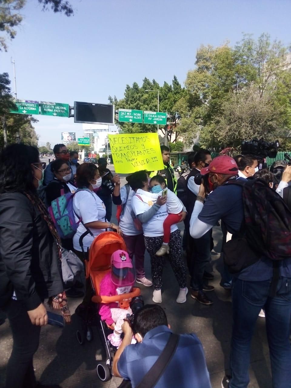 Con bloqueo frente al Hospital de La Raza padres exigen tratamiento para sus niños con cáncer 
