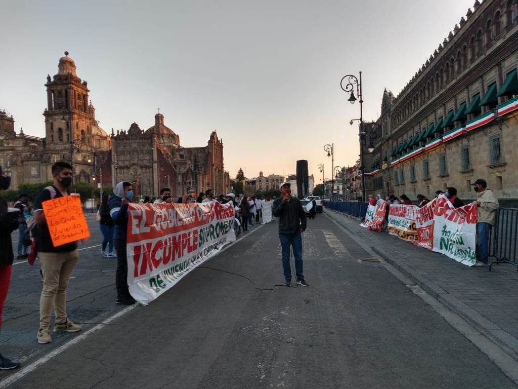 Chimalhuacanos se manifiestan en Palacio Nacional y exigen se cumplan acuerdos en materia de vivienda