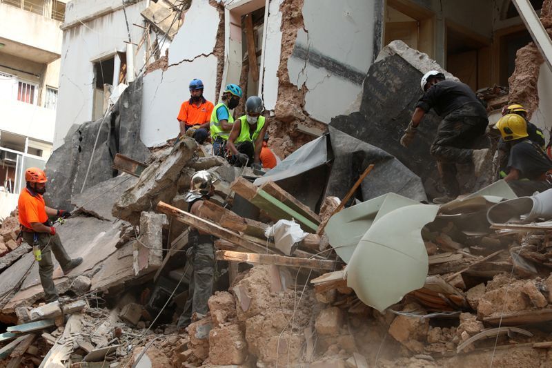 Detectan señales de vida bajo escombros en Beirut, casi un mes después de la explosión
