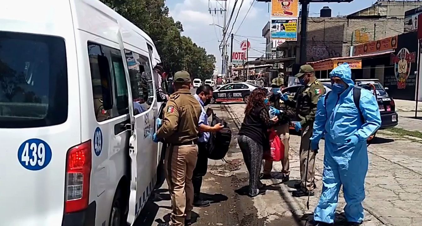 #Policía Ixtapaluca sanitiza bases de combis y aplica gel a pasajeros  