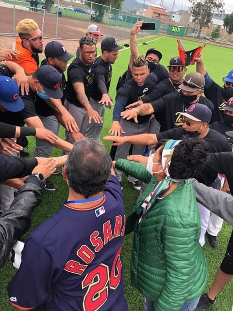 Higinio Martinez se reúne con jugadores de béisbol en Texcoco