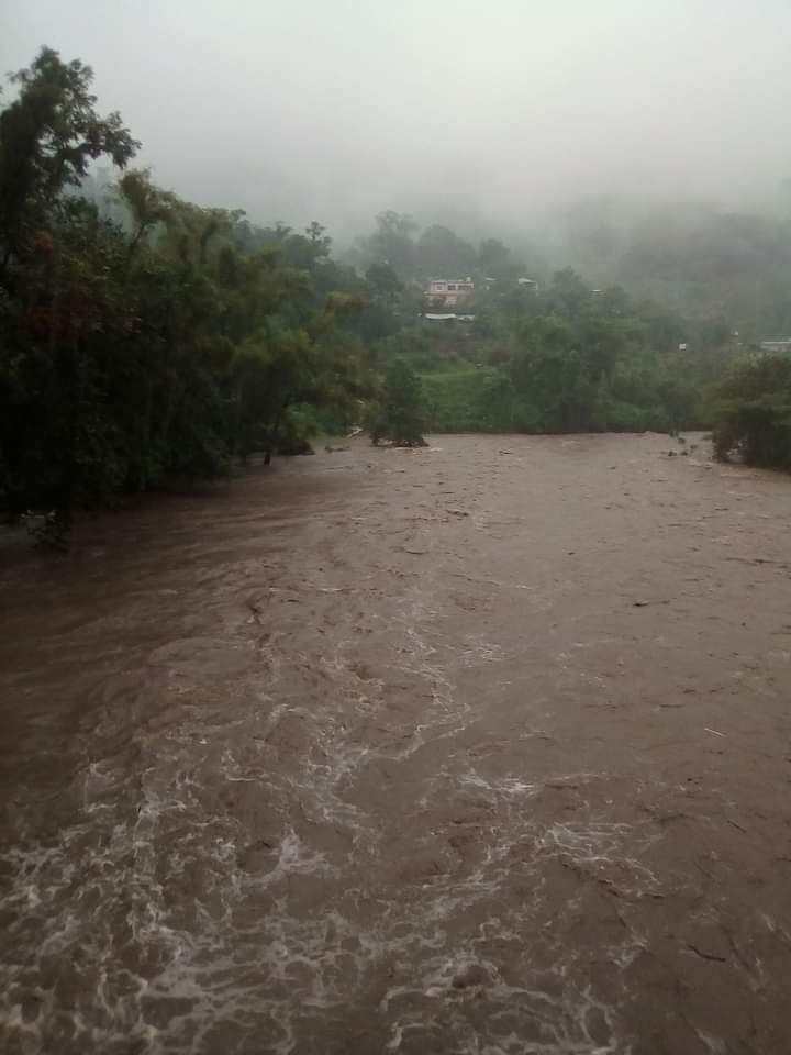 Comunidades de Tlanchinol y San Felipe Orizatlan a punto de inundarse por desbordamiento de ríos