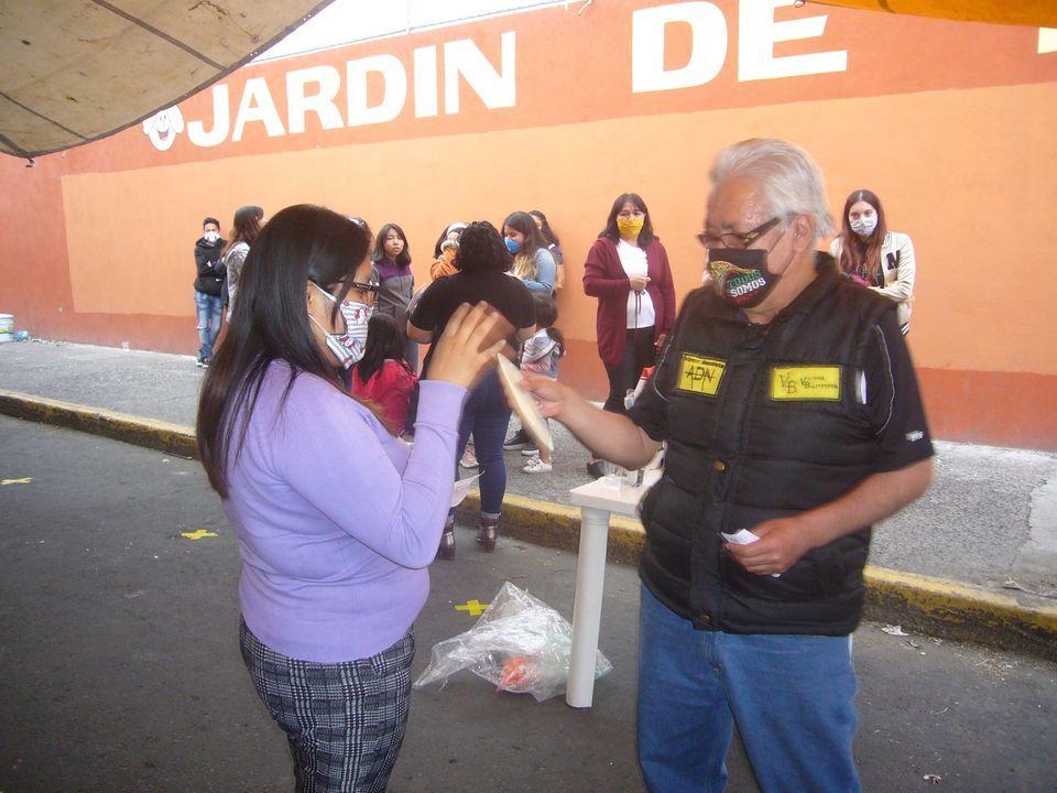 Víctor Bautista López presidente del Movimiento Vida Digna Movidig, hacen entrega de anteojos en evento mucical  para jovenes y niños, 