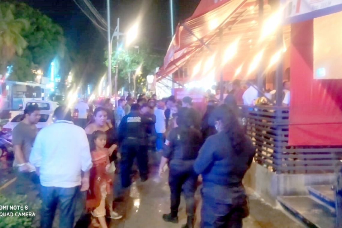 Noctámbulos se aglomeran a las afueras  de los ’antros’ en Acapulco; hay operativo
