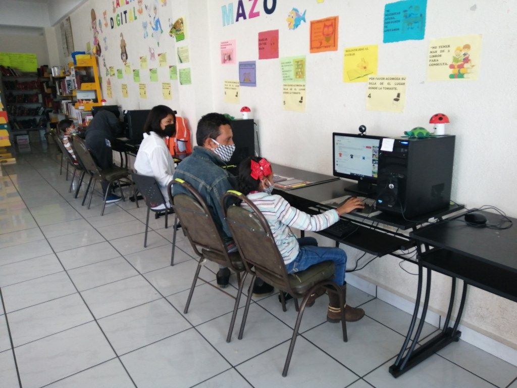 gobierno de Chicoloapan, apoyan a estudiantes, de primaria, secundaria o preparatoria, que en su hogar no cuentan con internet, televisiones, o electricidad.