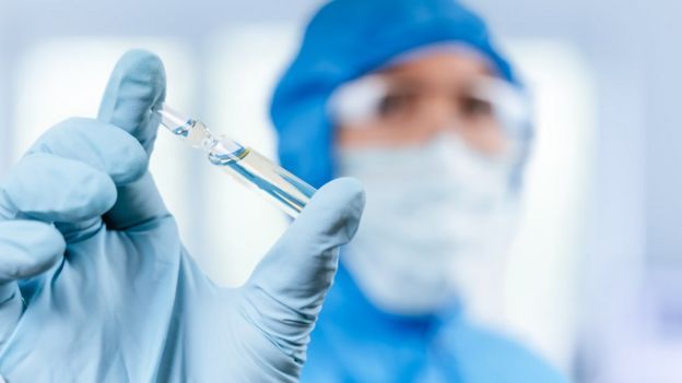 Vacuna de AstraZeneca y Oxford: ponen en pausa "rutinaria" las pruebas por un caso de reacción adversa
