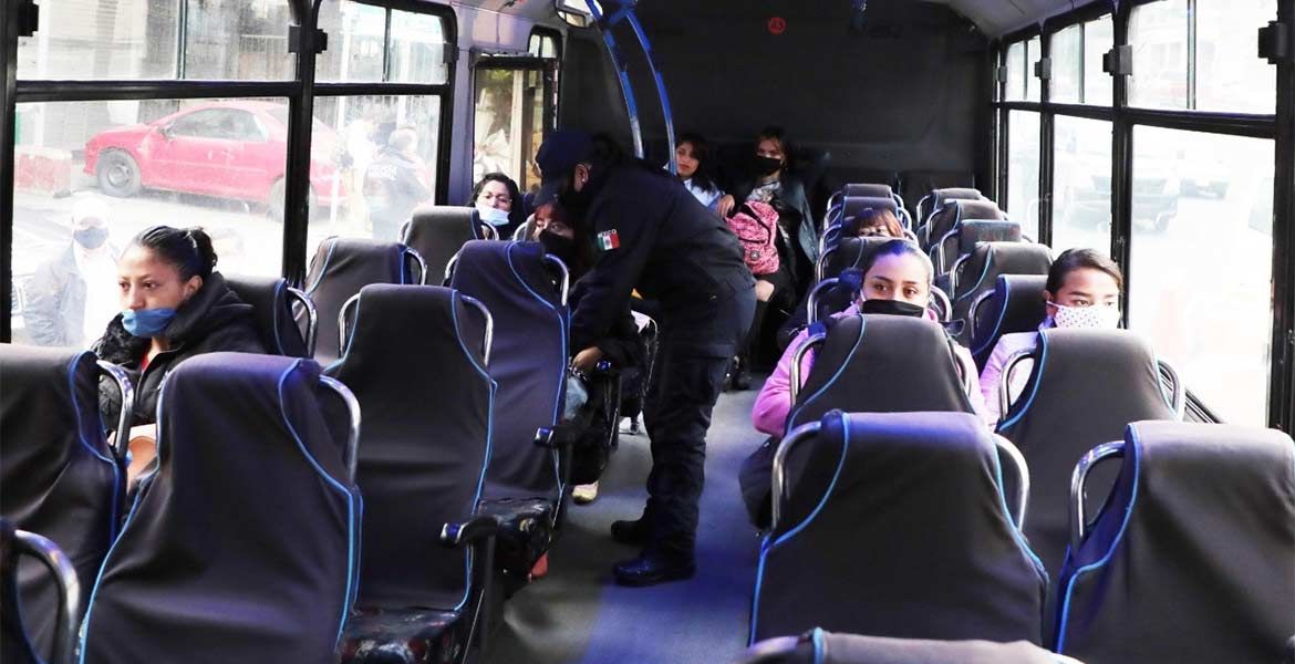Policías municipales Verifican transporte público en Naucalpan