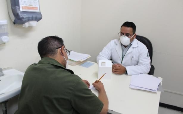 Ayudante de Farmacia apoya a sus compañeros a enfrentar la pandemia por COVID-19