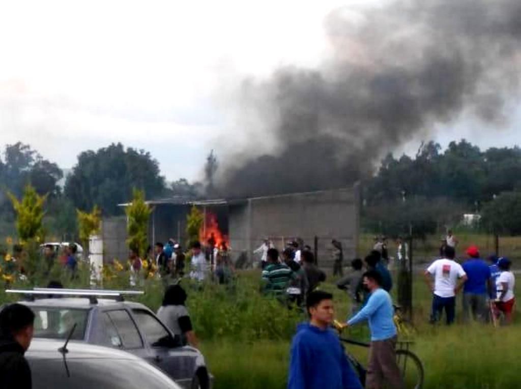 Trasladan a tres personas lesionadas por explosión de cohetes al hospital regional de alta especialidad en Zumpango