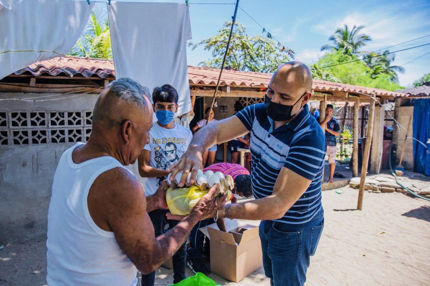 Sigue Alfredo Mate en gestión permanente en Acapulco; sanitiza escuela y entrega despensas en Barra Vieja 