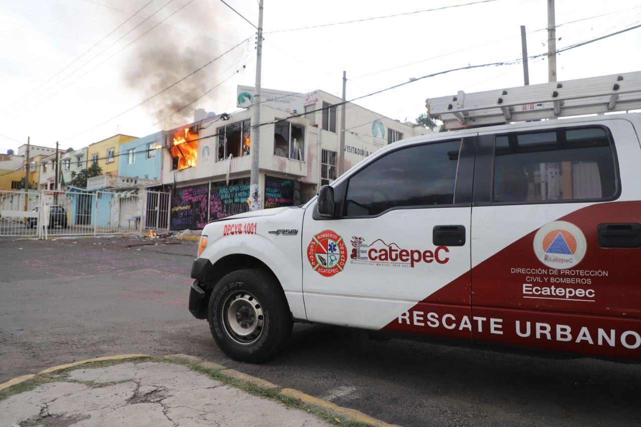 Bomberos de Ecatepec sofocan incendio provocado en Visitaduría de la Codhem en este municipio
