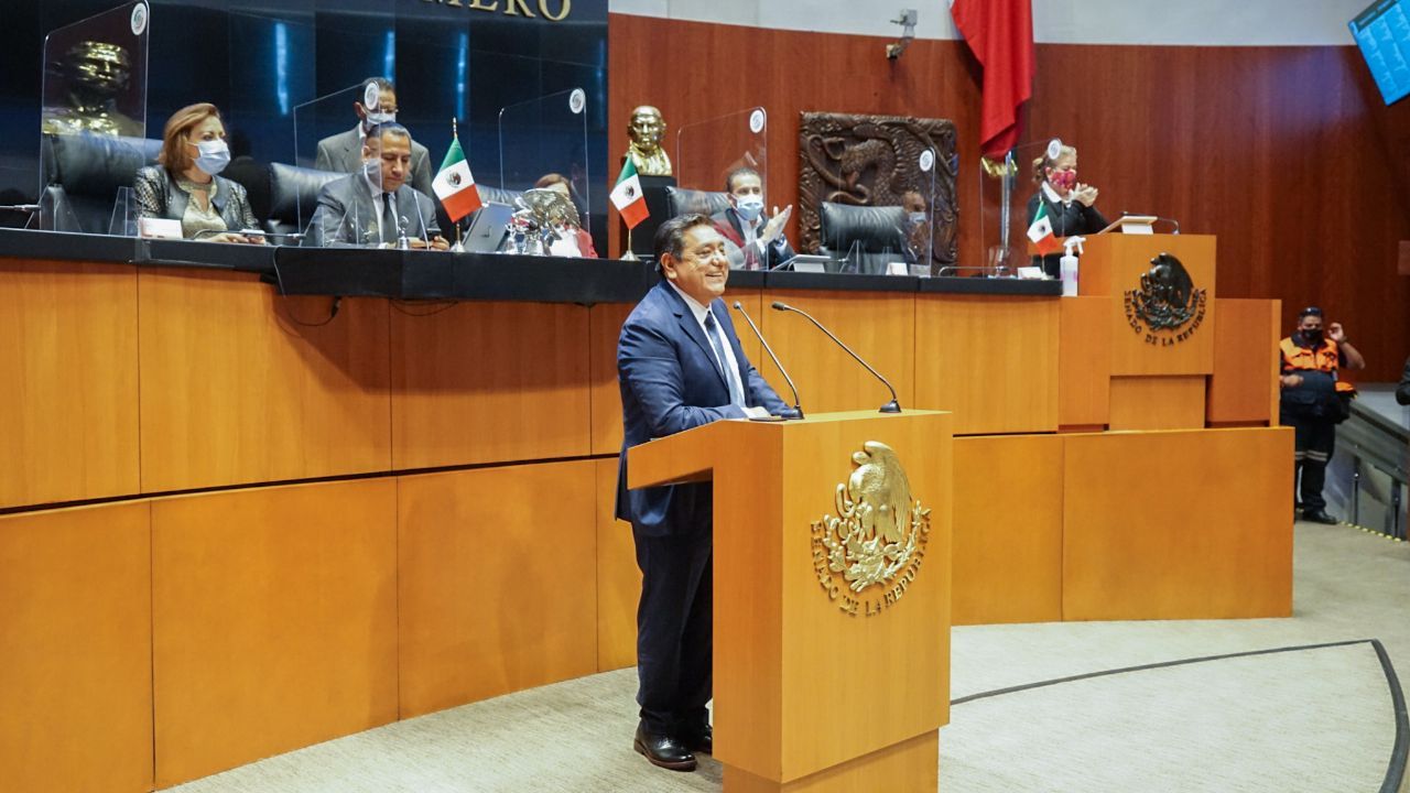 En medio de ovaciones, Félix Salgado se separa del Senado