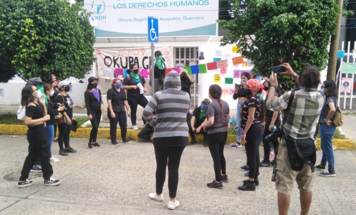 Feministas protestan en oficinas de CNDH de Acapulco