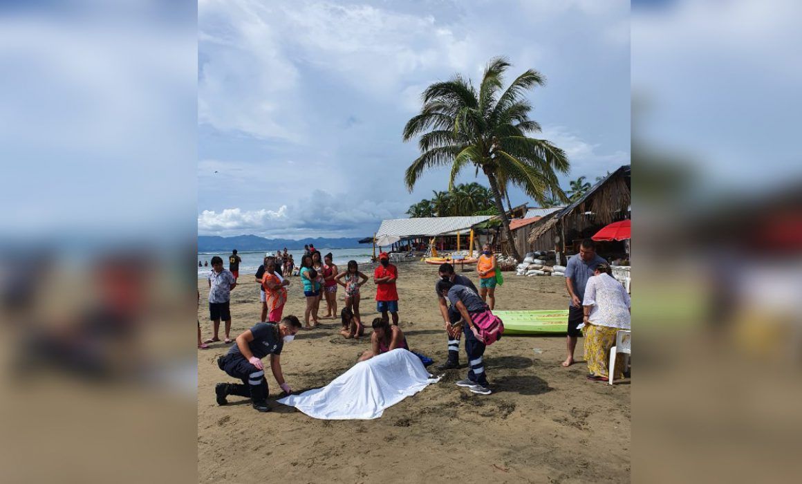Muere turista de Querétaro en playa de Petatlán 