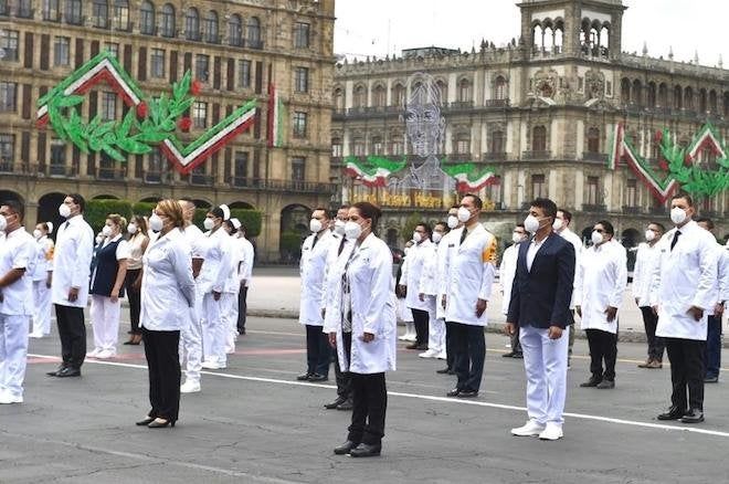 Condecoran a doctores de Guerrero con presea Miguel Hidalgo