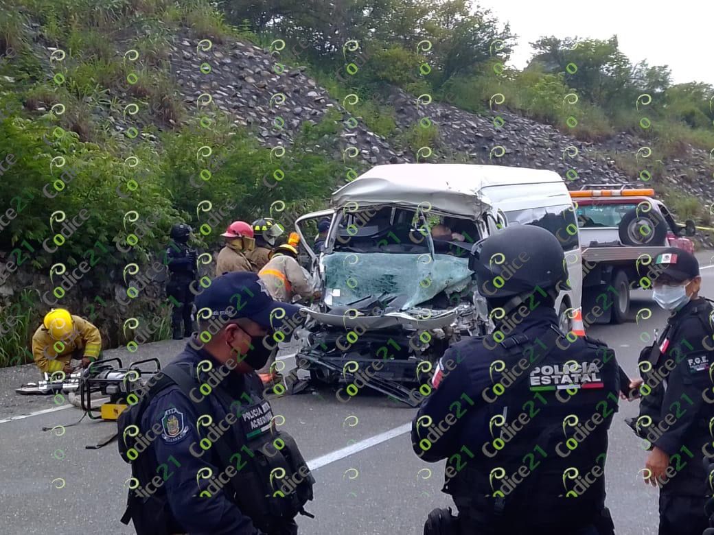 Mueren dos turistas y tres más resultan
heridos en choque sobre la Autopista del Sol