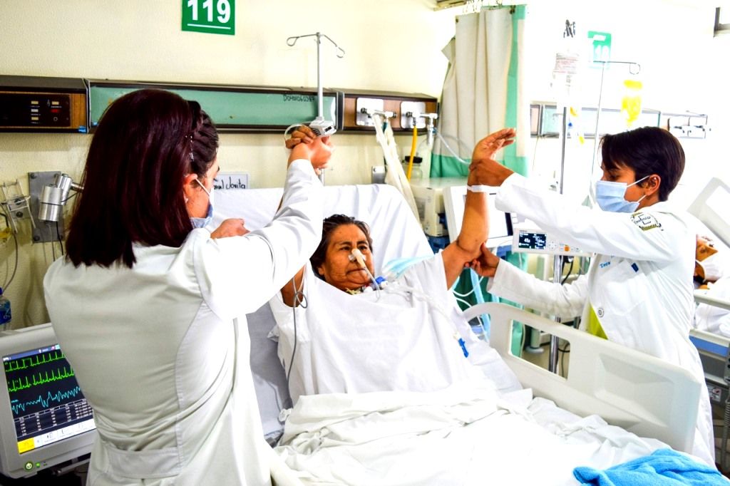 Los terapeutas del Hospital General Doctor Nicolás San Juan del ISEM dan rehabilitación física pulmonar a pacientes con COVID-19 