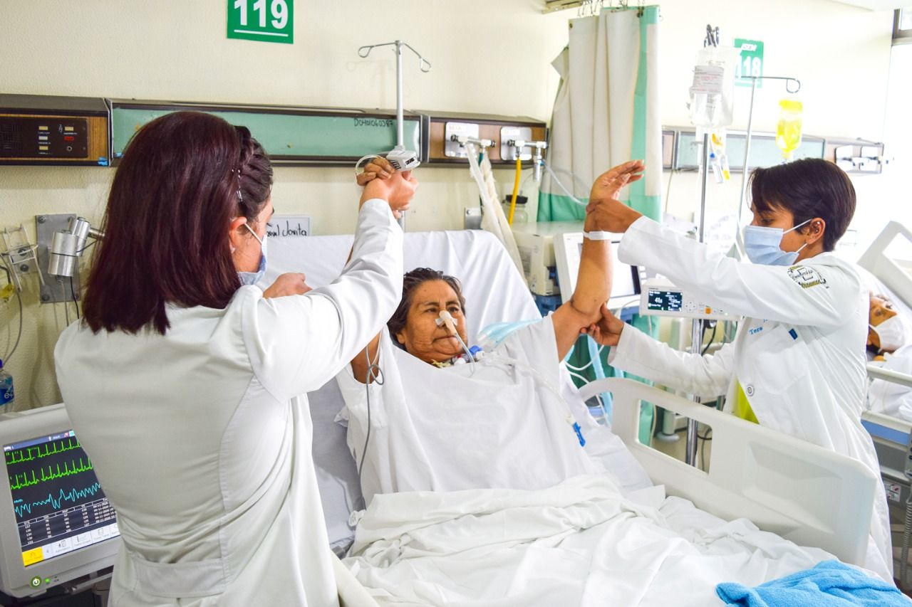 Brindan terapeutas del hospital general "Dr. Nicolás San Juan" del ISEM rehabilitación física pulmonar a pacientes con COVID-19