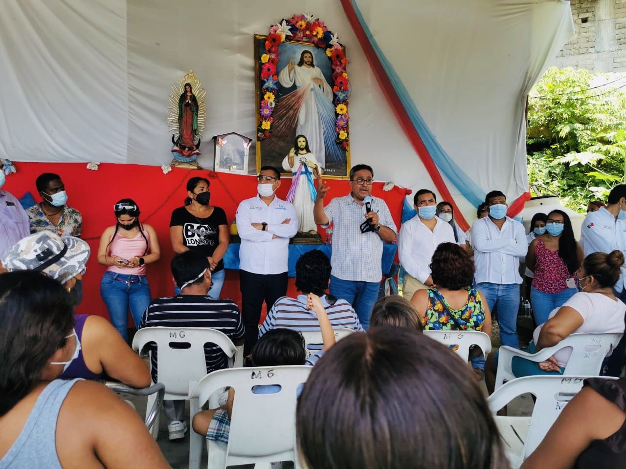 Camina Yaír García junto a acapulqueños; escucha y atiende demandas 