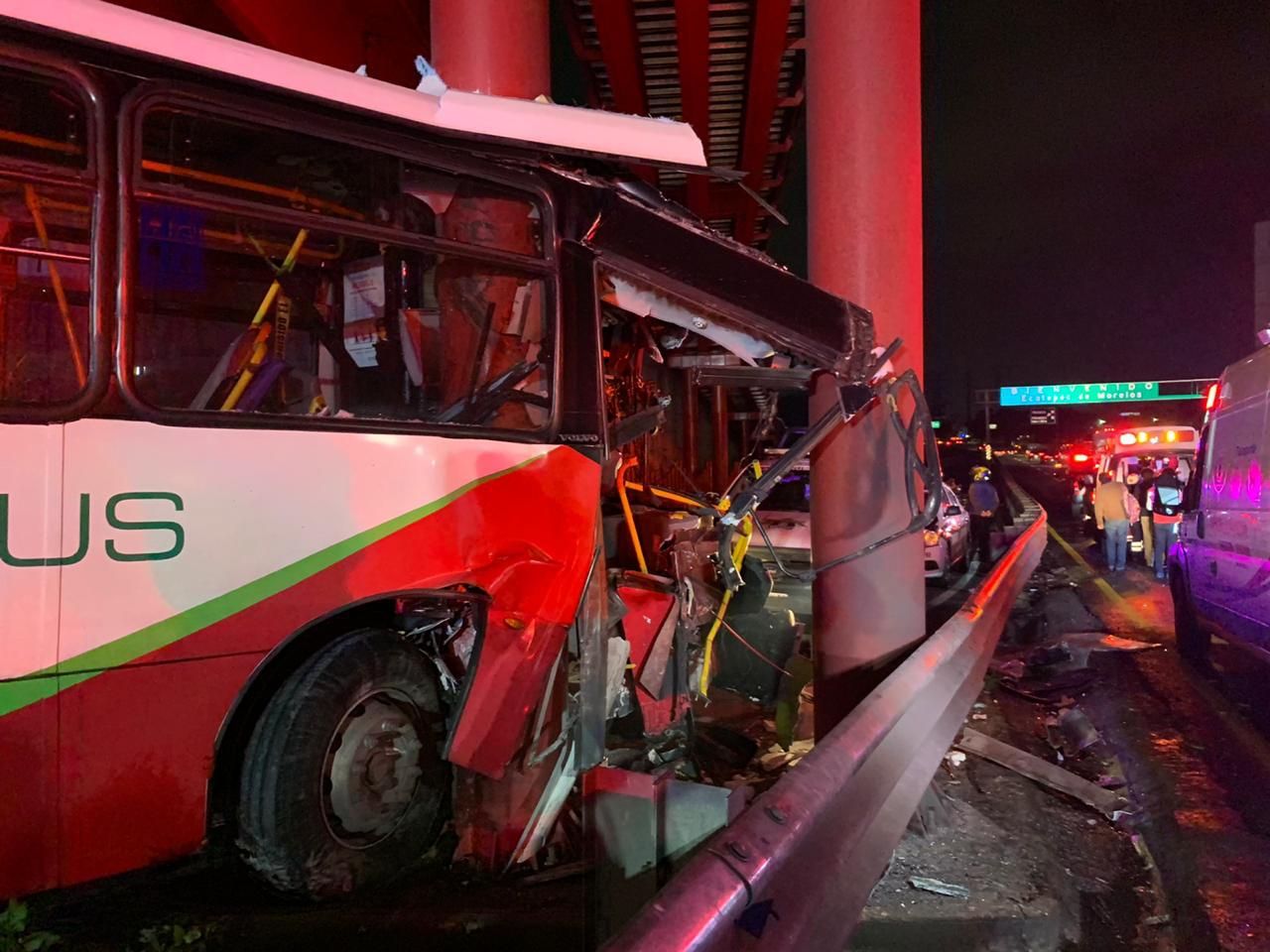 Reportan 11 personas lesionadas en accidente de MEXIBÚS, servicio provisional línea 4