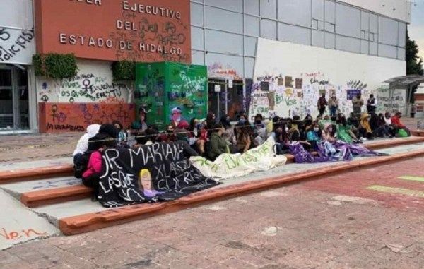 Protestan mujeres por feminicidios y desapariciones; toman Plaza Juárez