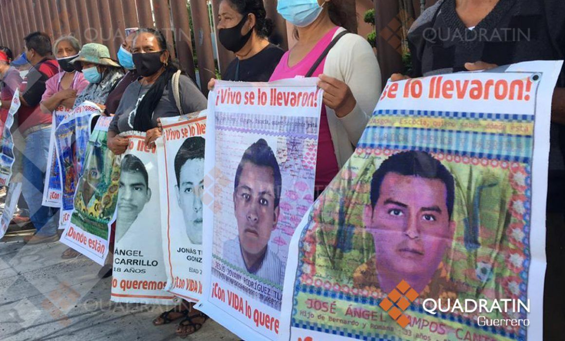 Madres y padres de los 43 llevan a cabo mitin en el Congreso de Guerrero 